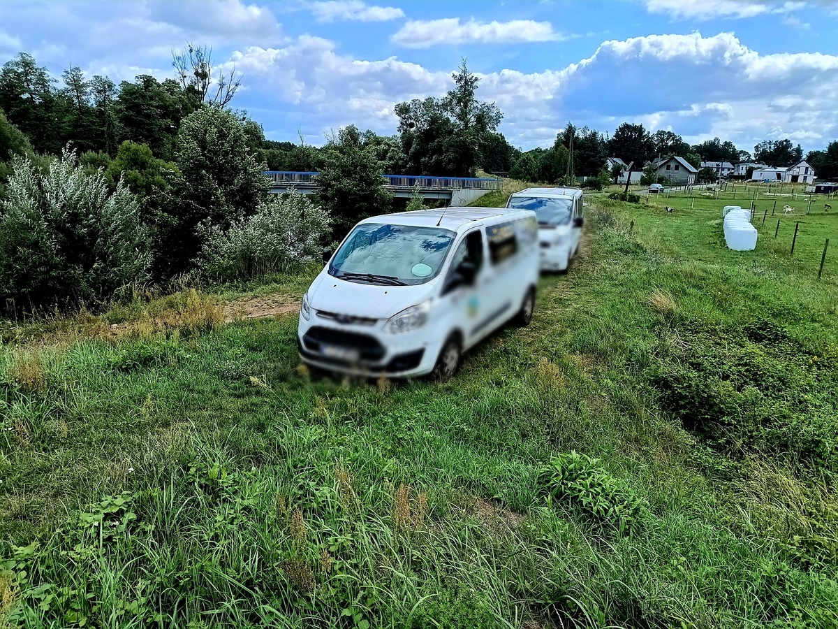 Samochody na wale przeciwpowodziowym, Policja