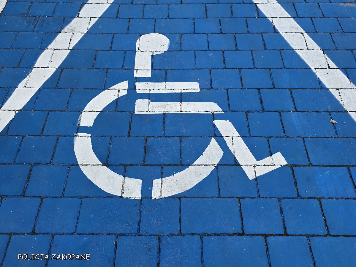 miejsce parkingowe dla niepełnosprawnych/Policja