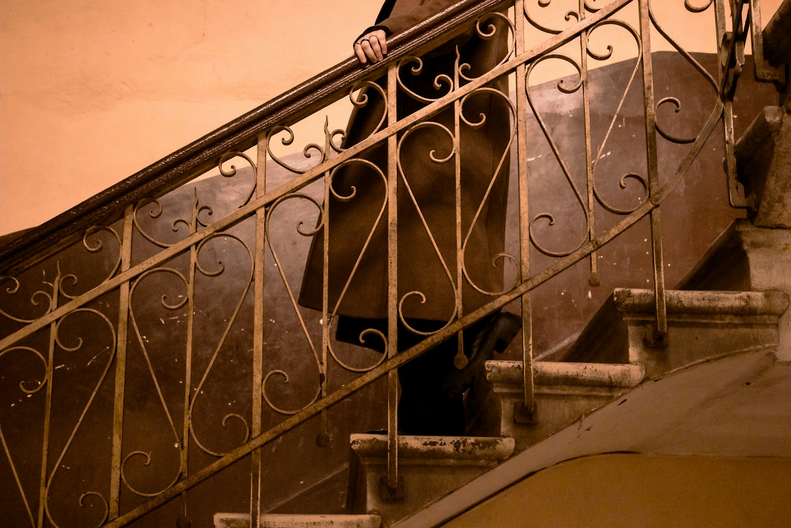 osoba schodzi po schodach/ fot: Ebru Yılmaz/ Unsplash