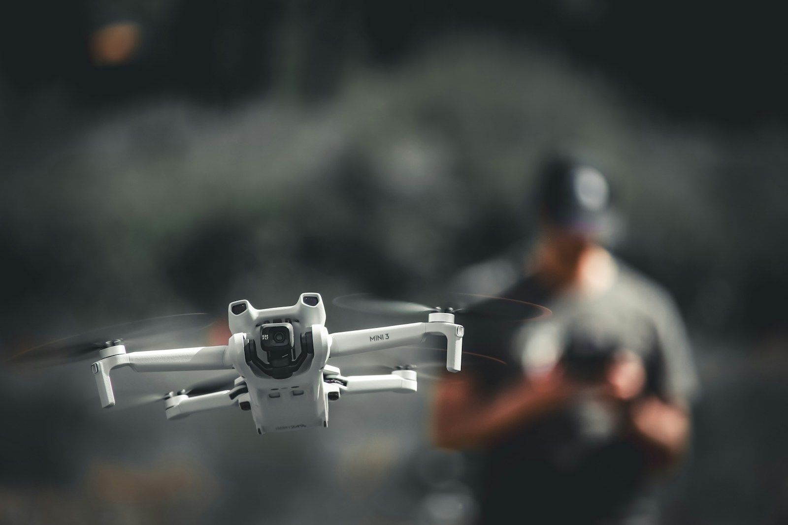 dron w locie/ fot: Unai Cruz/Unsplash