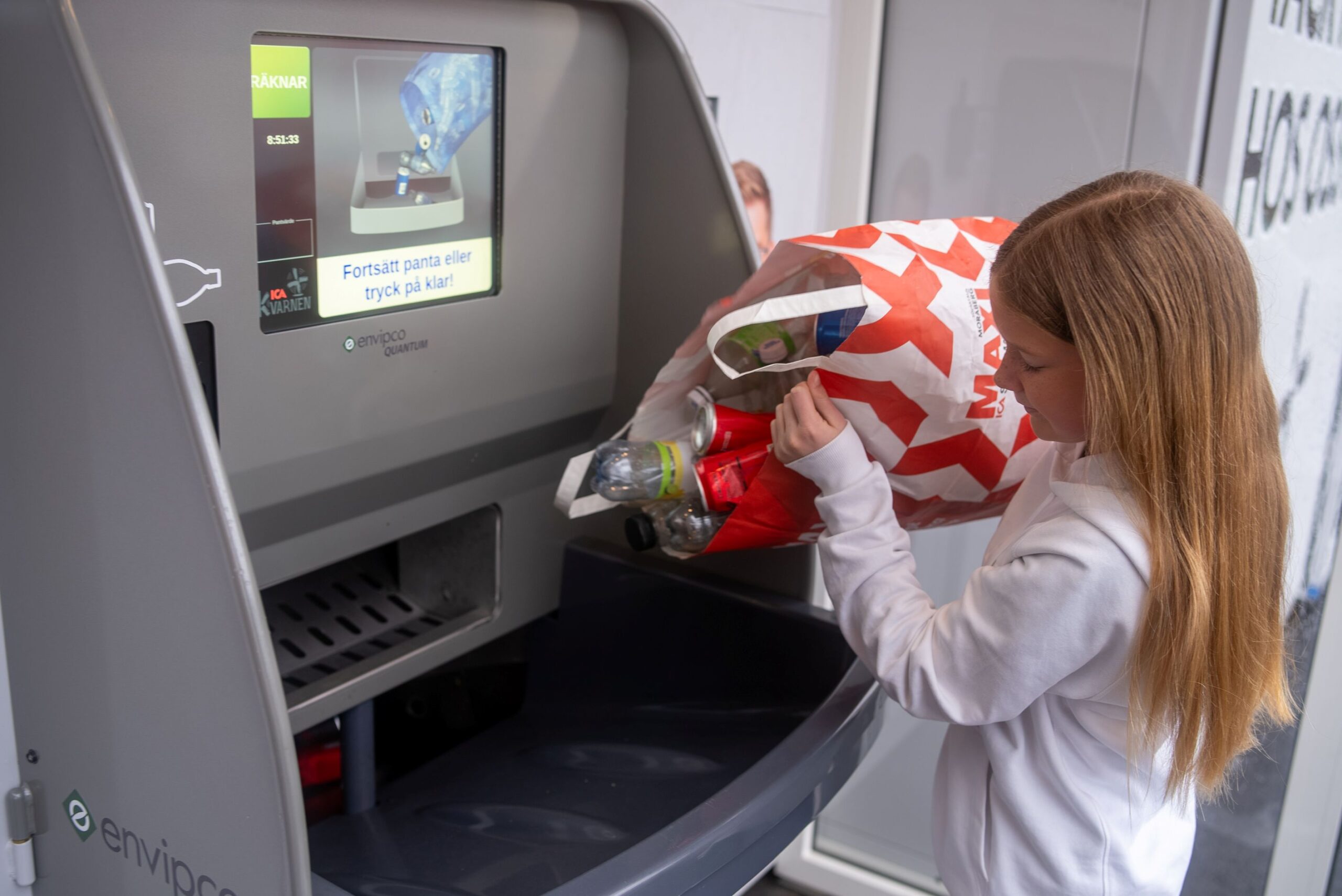 dziewczynka przy automacie do odbioru opakowań/ Envipco_Mat. prasowy 