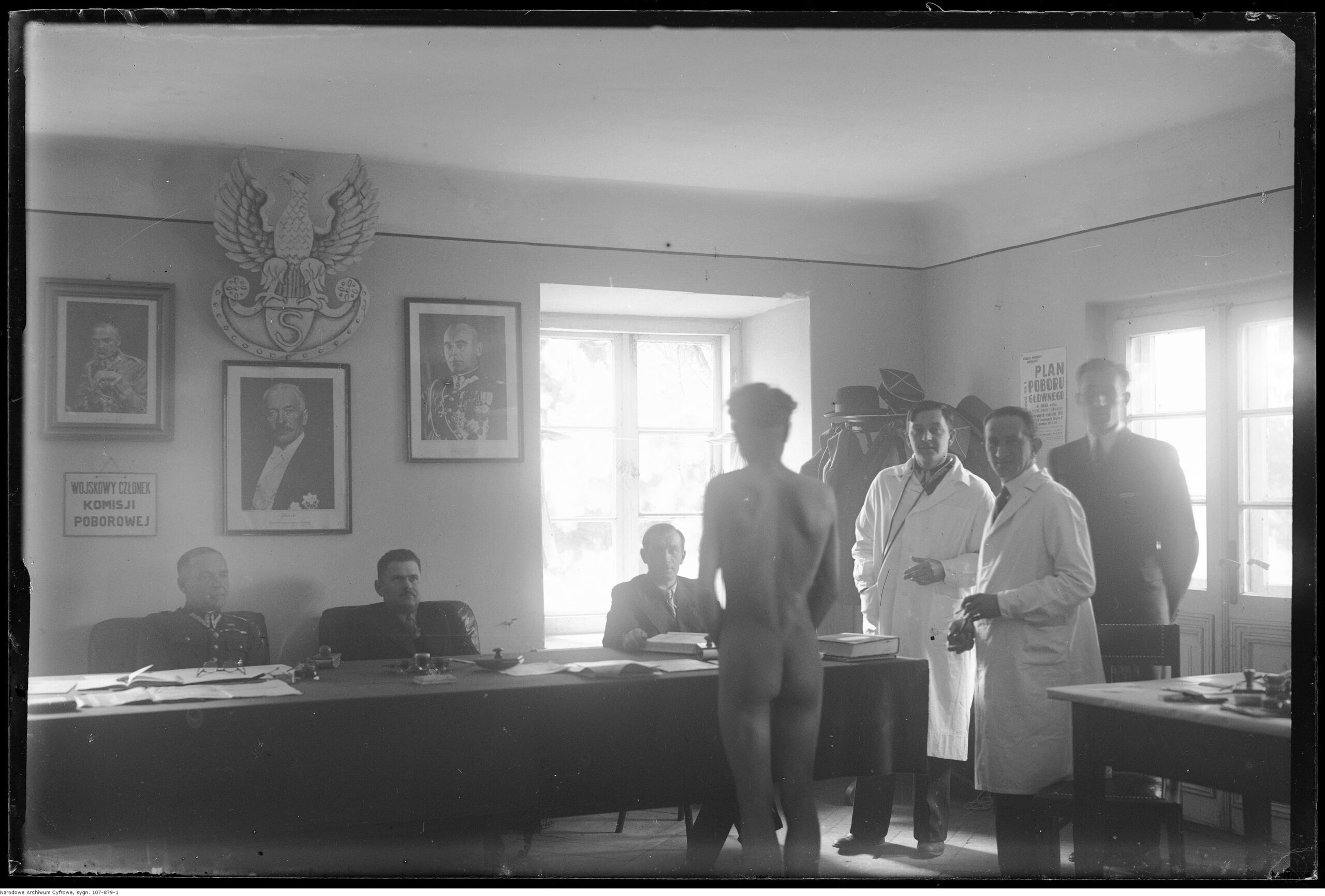 Komisja poborowa podczas pracy, maj 1939, fot: Narcyz Witczak-Witaczyński, Domena publiczna