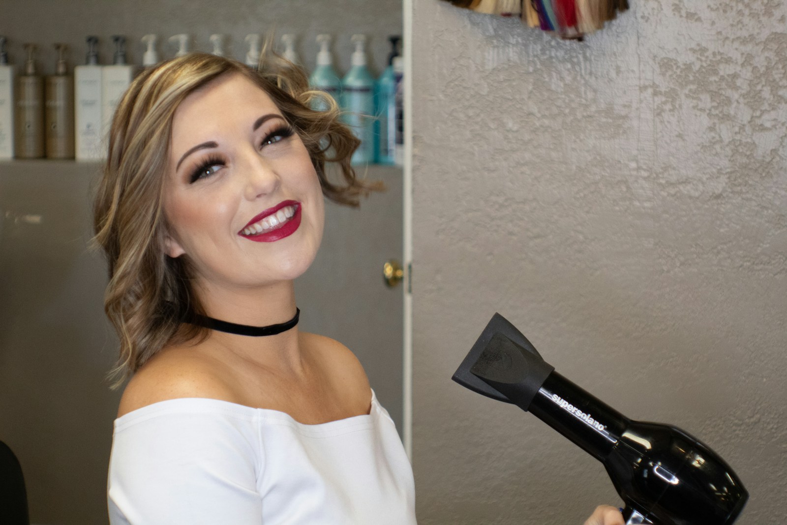 kobieta z suszarką do włosów/ fot: /Unsplash